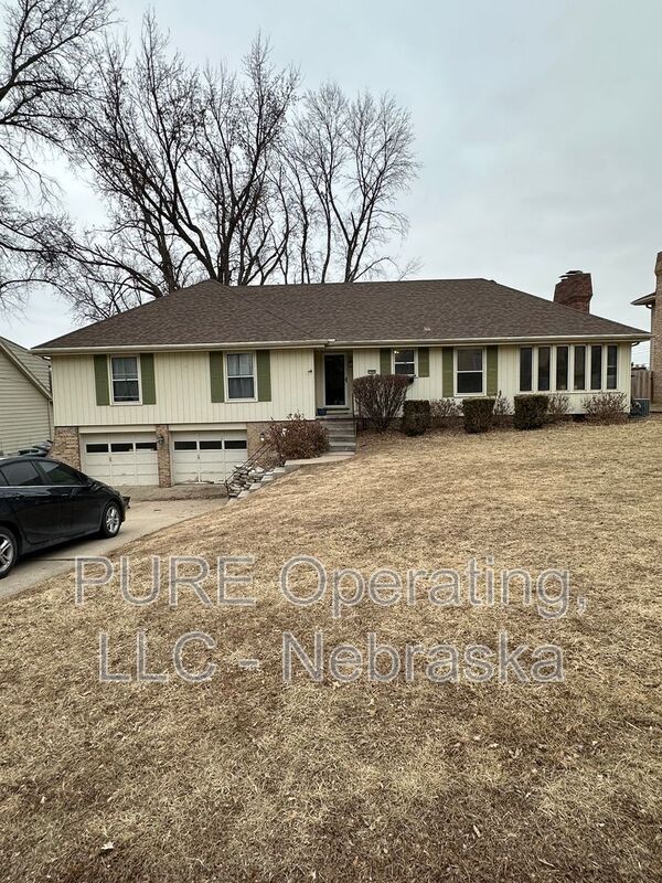 Omaha House: 12904 Marcy St