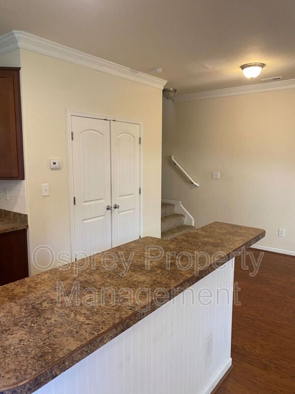 ADORABLE 3 BED/ 2.5 BATH WITH OPEN CONCEPT KITCHEN RENT SPECIAL HALF OFF IF MOVE IN BY 12/15 - Slider navigation 8