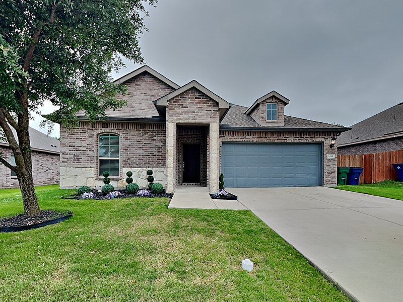 Waxahachie House: 1548 Woodlake Dr