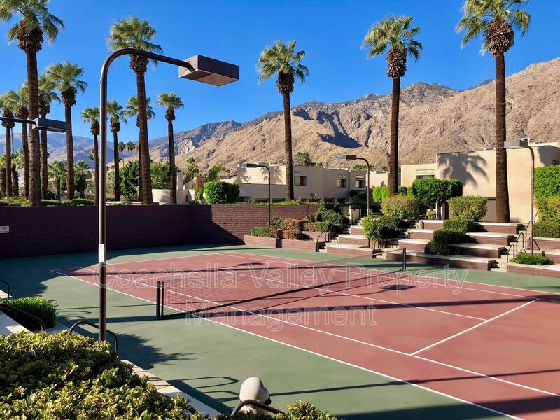 Palm Springs House: 999 Village Square South