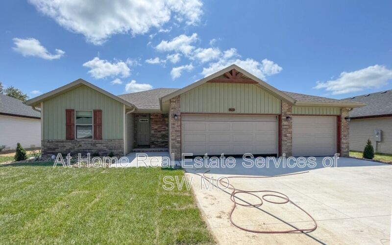 Strafford House: 412 E Rosalie