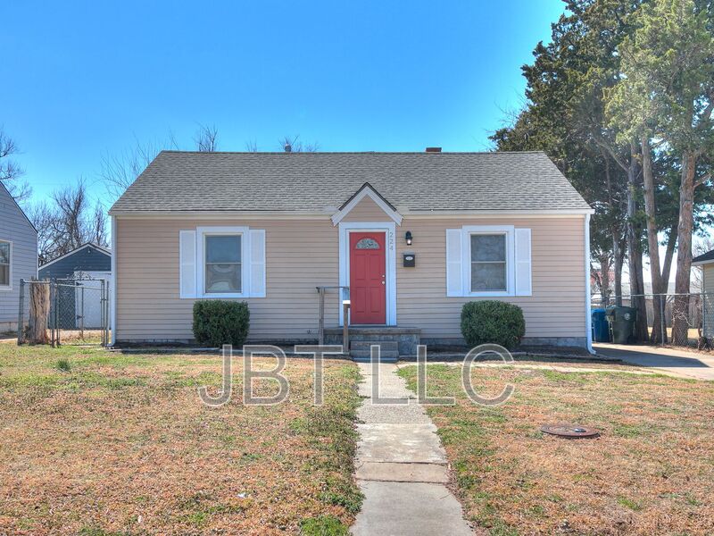 Midwest City House: 224 W Ercoupe