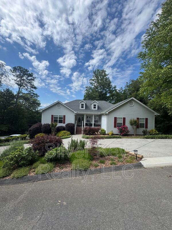Cleveland House: 1980 Ridge Point Drive NW
