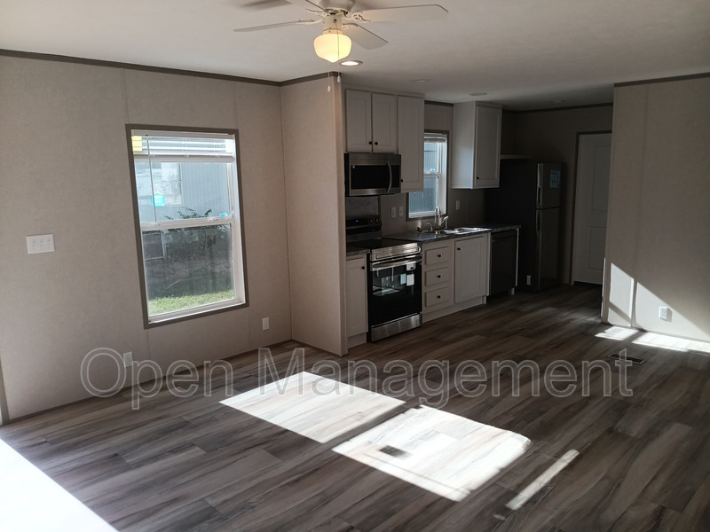 Nixa House: 16 English Village Park