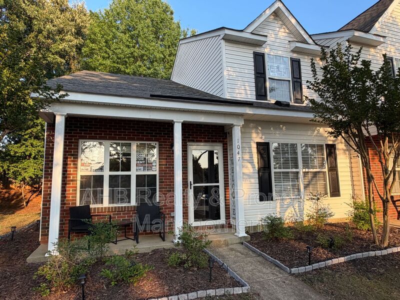 Whitsett House: 1047 Oak Blossom Way