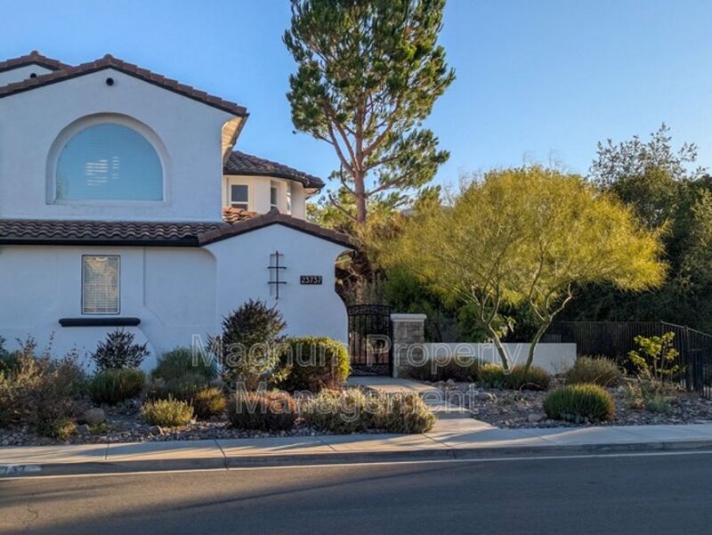 Murrieta House: 23737 Hayes Ave