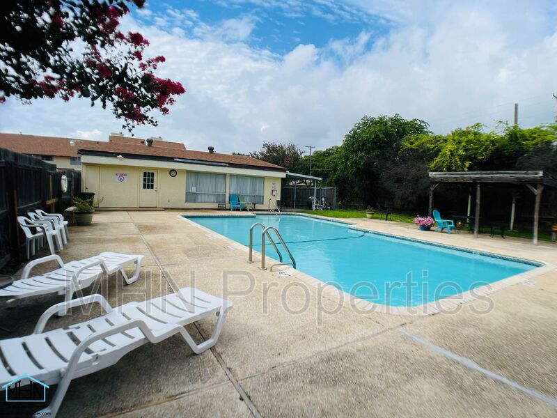 Cozy 2 bed/2 bath condo in a secluded area, near Alamo Heights, and close local to highways and so much more! - Preview 25