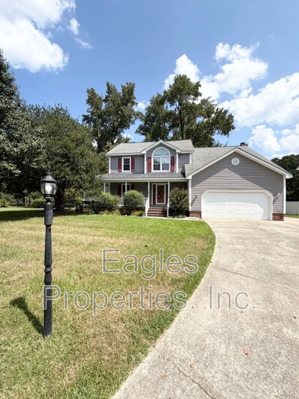 Goldsboro House: 100 Lakeshore Court