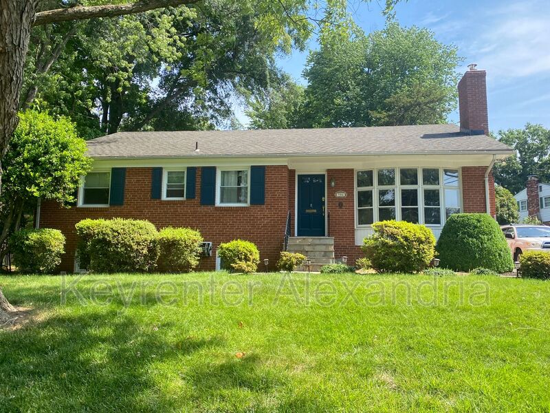 Alexandria House: 906 Neal Dr.