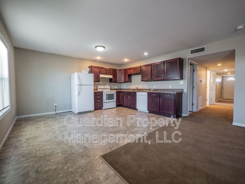 Maryville House: 212 E 1st St