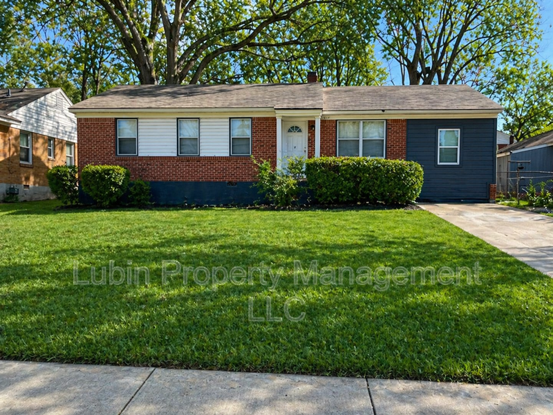 Memphis House: 3558 Hallbrook St