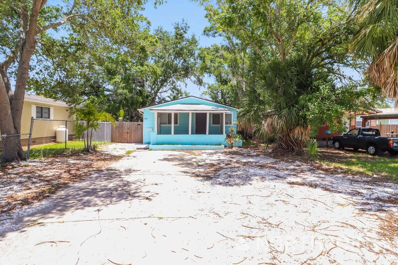 Saint Petersburg House: 2510 38th St S