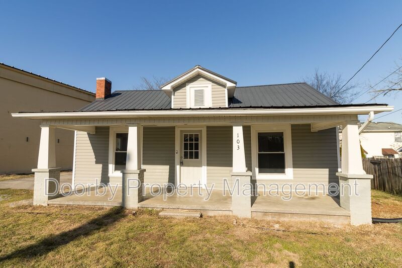 Cleveland House: 103 Farris St NE