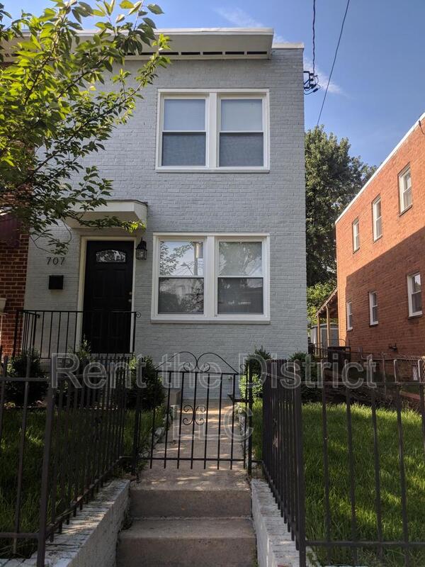 Washington House: 707 Kennedy Street NE