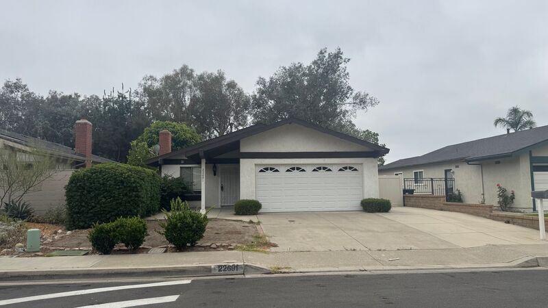 Mission Viejo House: 22691 Via Santa Maria