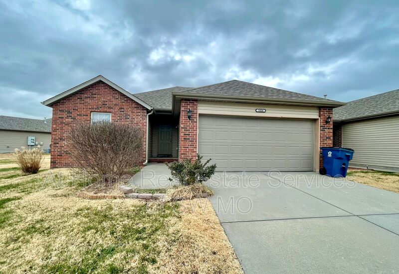 Republic Condo: 1026 N Oxford Dr