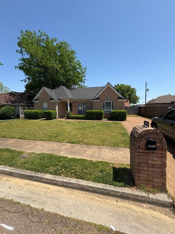 Memphis House: 5384 Farm Ridge Dr