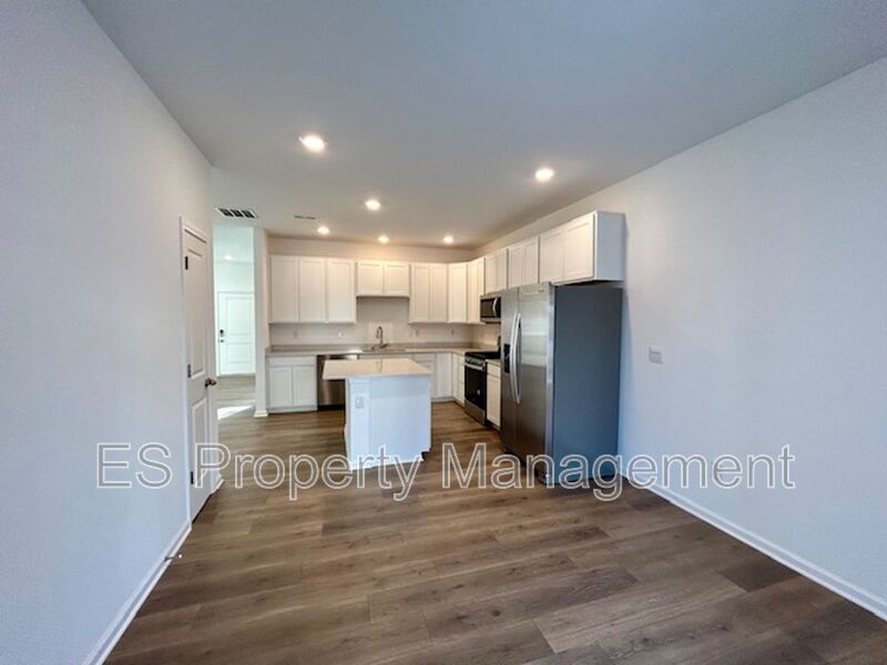 Beautiful, 2 Story Newly Built - 3 Bedroom, 2.5 Bath!  - Photo 11