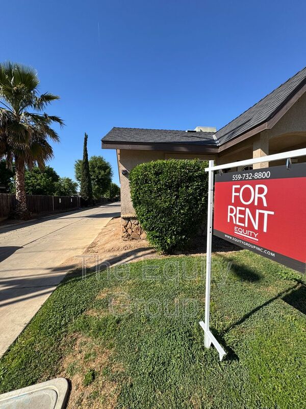 Woodlake Condo: 540 East Lakeview Ave