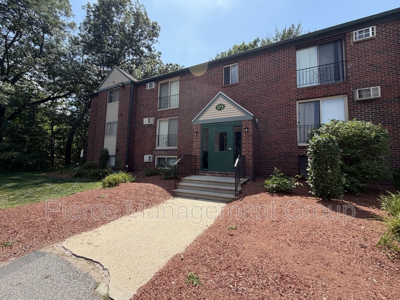 Manchester Condo: 123 English Village