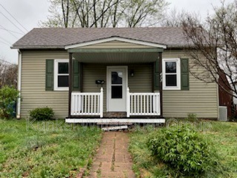 Collinsville House: 413 N Center