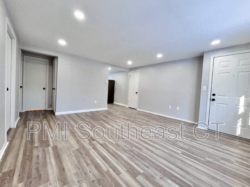 Ledyard Condo: 120 Gallup Hill Rd