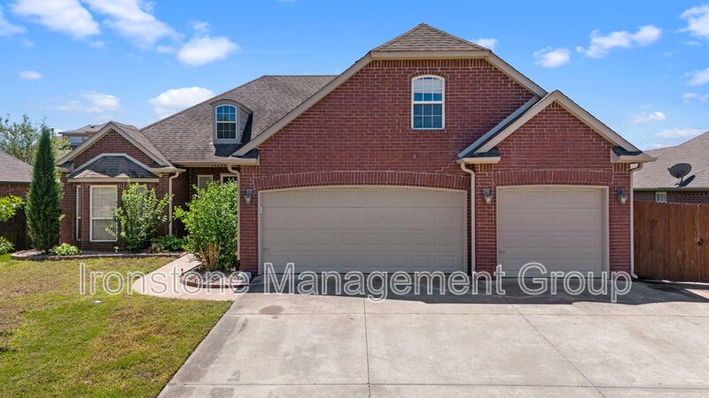 Owasso House: 10204 E 101st St N