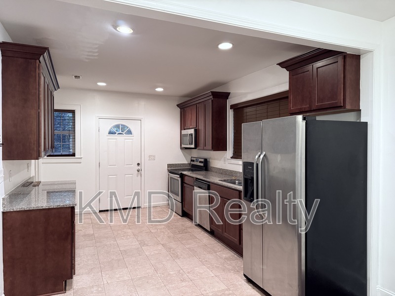 Charlotte House: 424 Woodvale Place