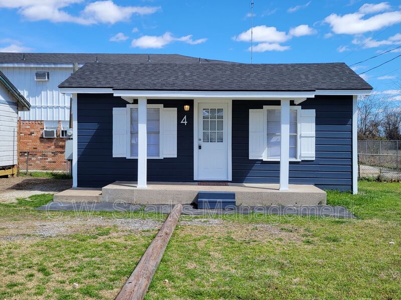 West Tawakoni House: 1901 E Highway 276