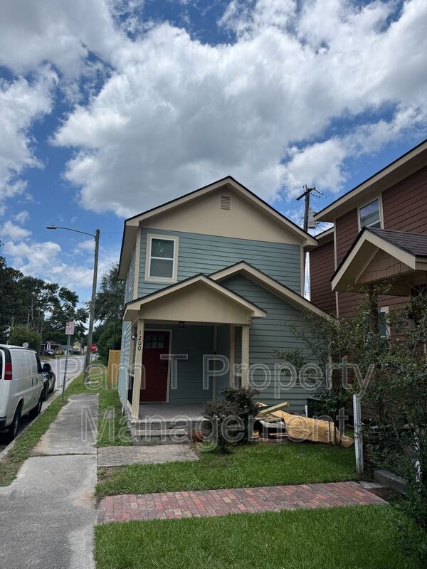 Savannah House: 1200 E 37th St
