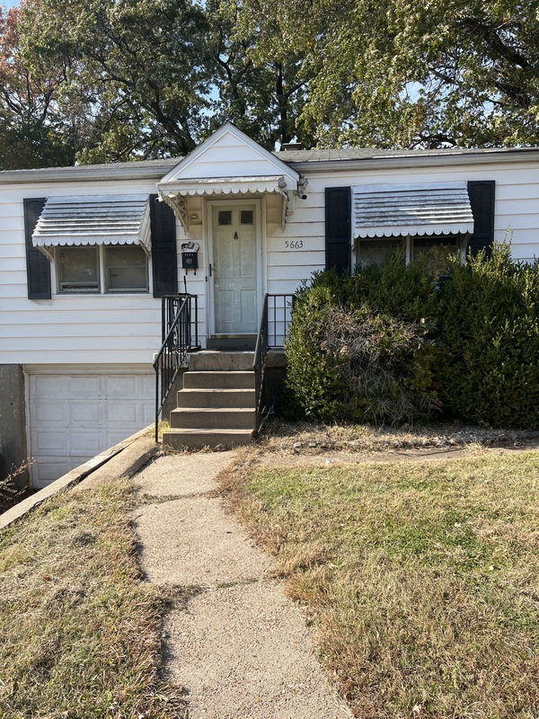 St Louis House: 5663 Gatesworth Ave