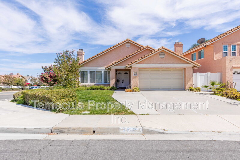 Murrieta House: 24392 Ridgewood Drive