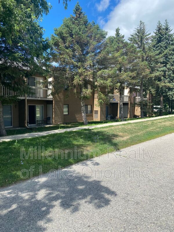 Oxford Condo: 25 Louck St