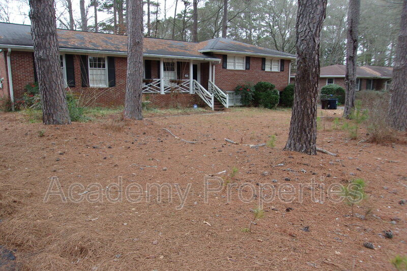 McDonough House: 290 Burke Circle