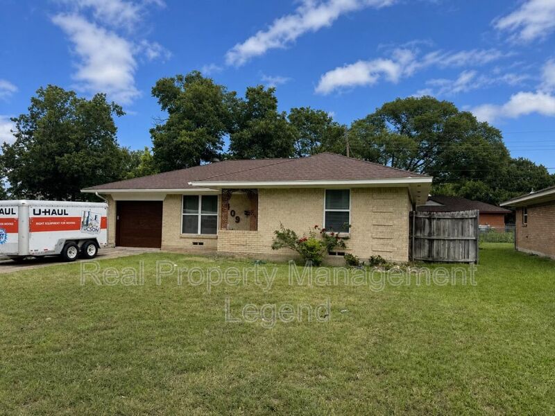 Richardson House: 409 LaSalle Drive