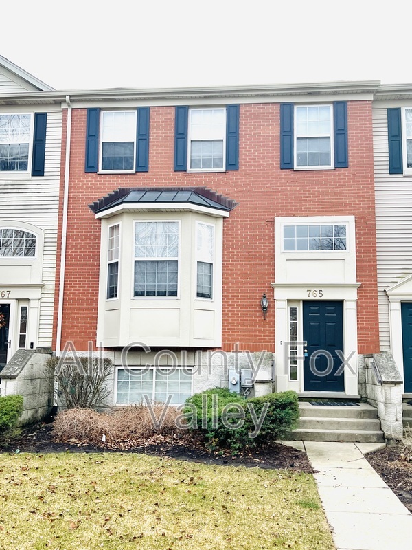 Bartlett Townhome: 765 Thornbury Court