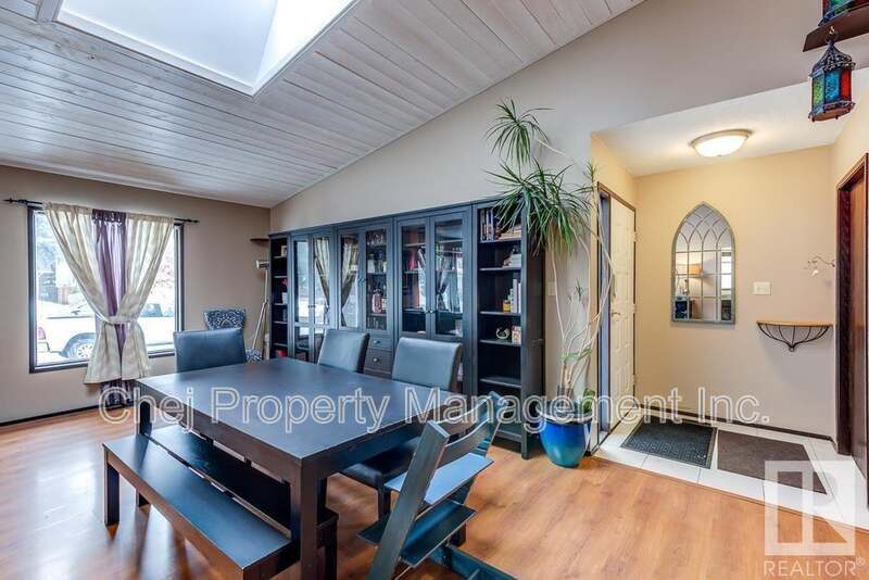 Edmonton House: 8523 189 St NW