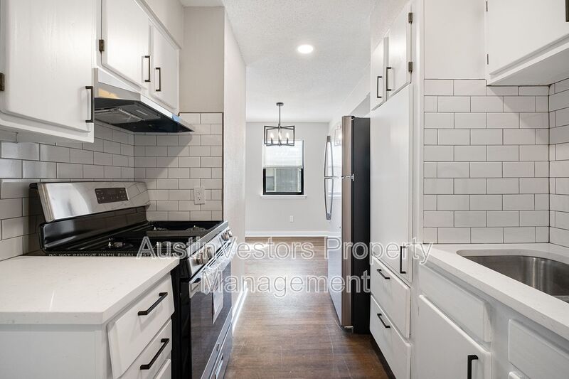 Lockhart House: 200 Concho St