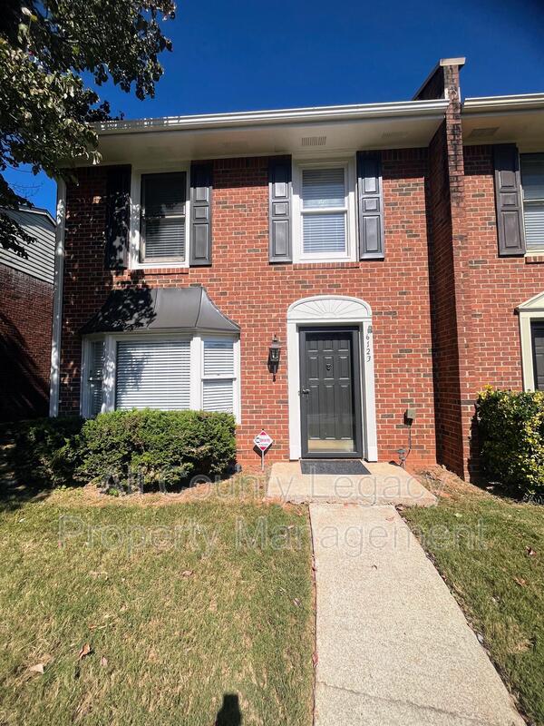 Norcross Townhome: 6123 Queen Anne Court