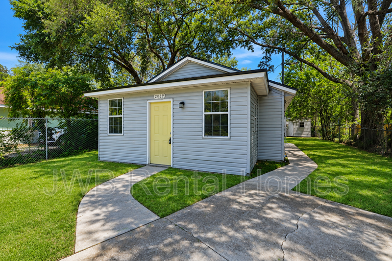 Jacksonville House: 2069 Talladega Rd