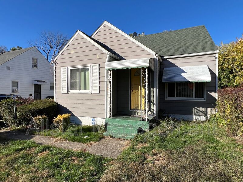 Akron House: 870 Frederick Blvd