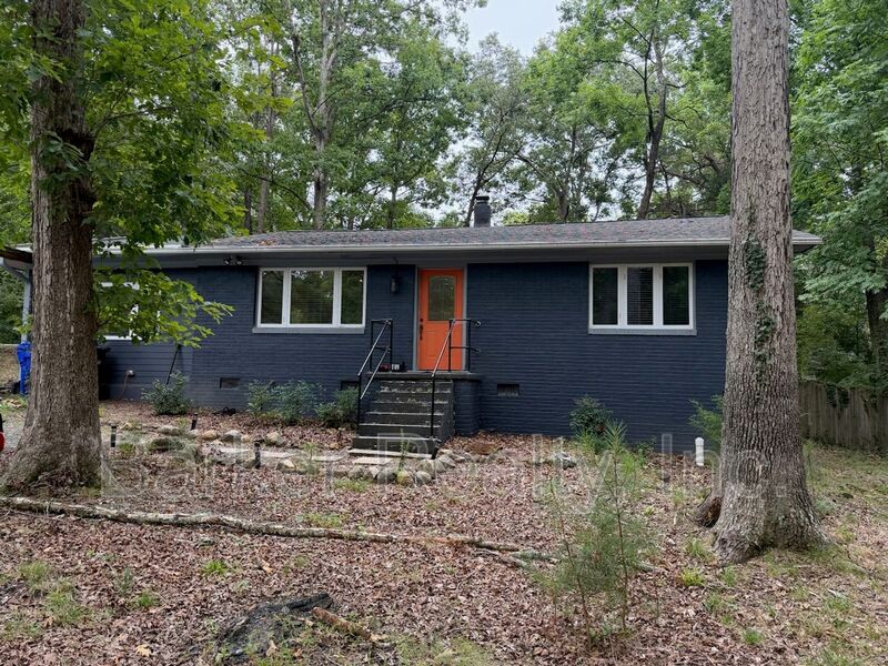 Chapel Hill House: 401 Barclay Road