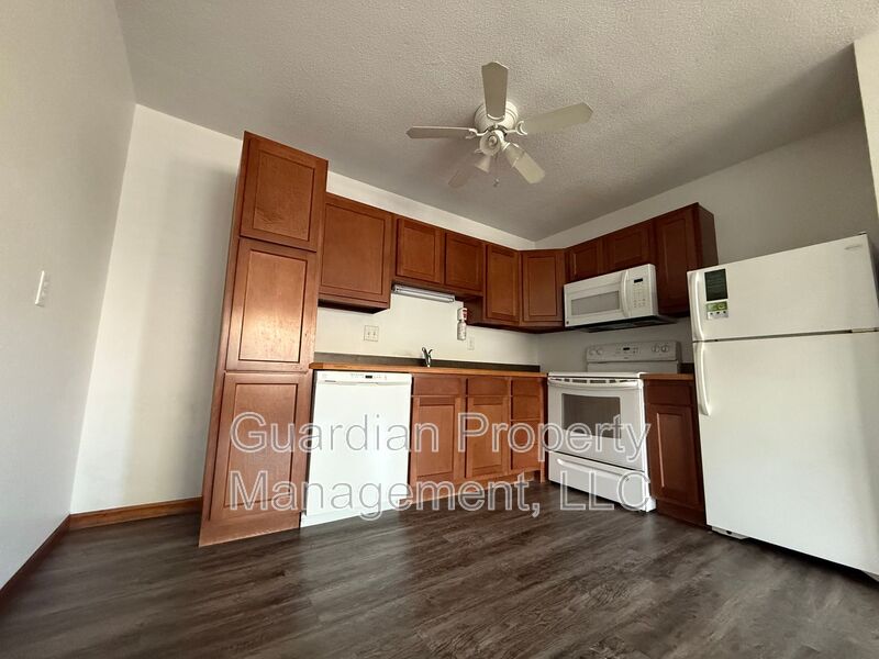 Maryville House: 1135 1/2 N College Dr