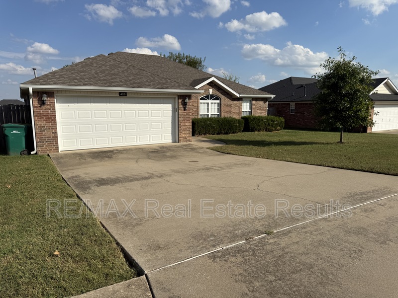 Centerton House: 420 Spicewood Trl