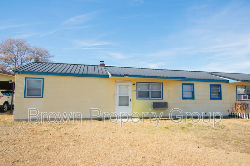 Spring LAke House: 714 Eva Cir