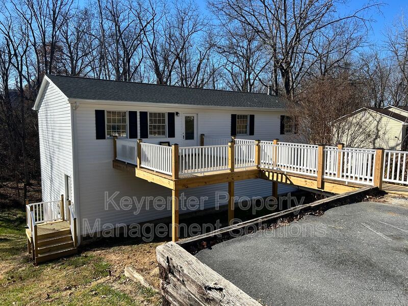 Verona House: 17 White Oak Dr.