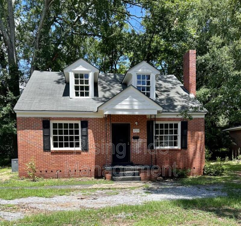 Montgomery House: 2323 E 4th St