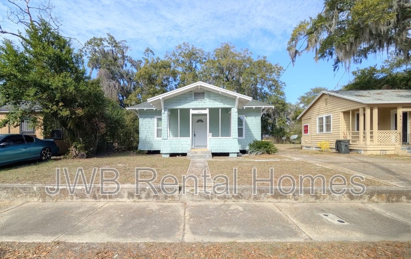 Jacksonville House: 443 Crestwood St