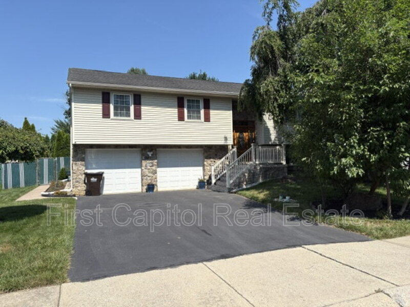 Lancaster House: 2860 Southwick Dr