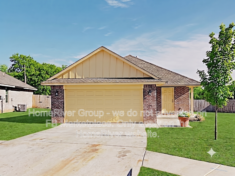 Midwest City House: 124 Saint Charles Way